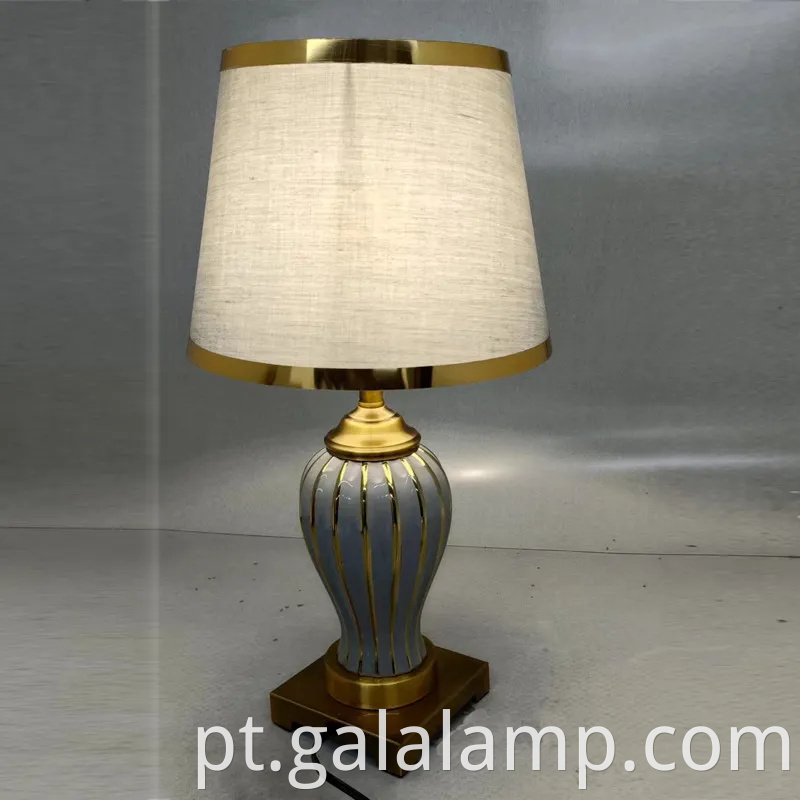 Luminária de mesa de cerâmica elegante com base de metal dourado para o quarto